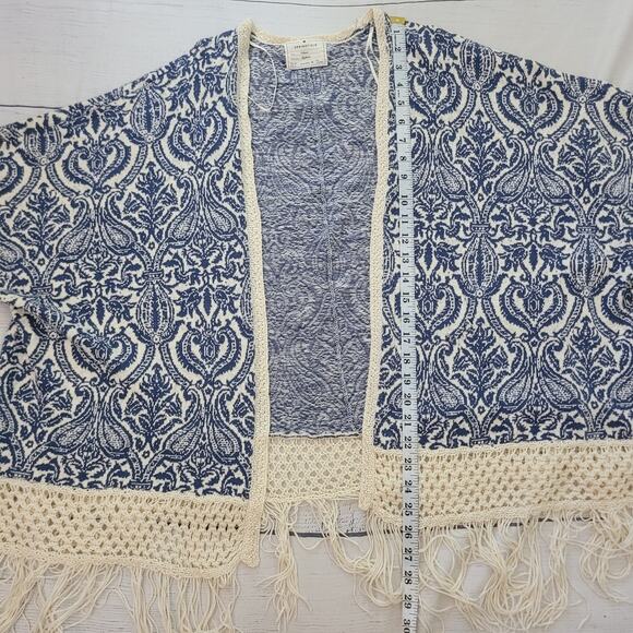 Springfield Size 4 Blue Cream Knit Fringe Shawl Fleur De Lis Pattern - Picture 4 of 9